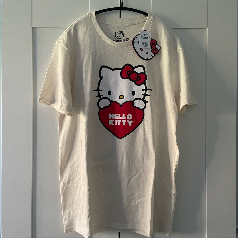NWT Women Sanrio Hello Kitty Heart Short Sleeve Crew Neck T shirt Size S